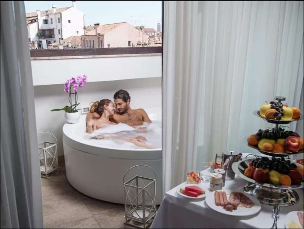 Romantic Hot Tub Venice